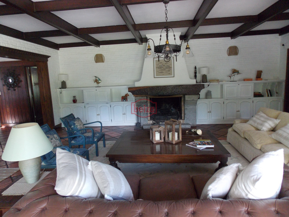 Casa ID.166906/Casas-en-Venta--Beiza-Propiedades - Importante casa a metros de la playa Mansa.