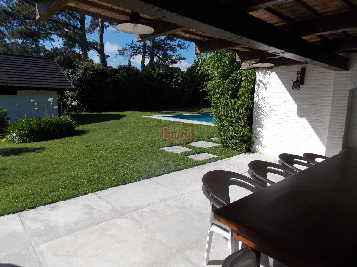 Casa ID.166906/Casas-en-Venta--Beiza-Propiedades - Importante casa a metros de la playa Mansa.