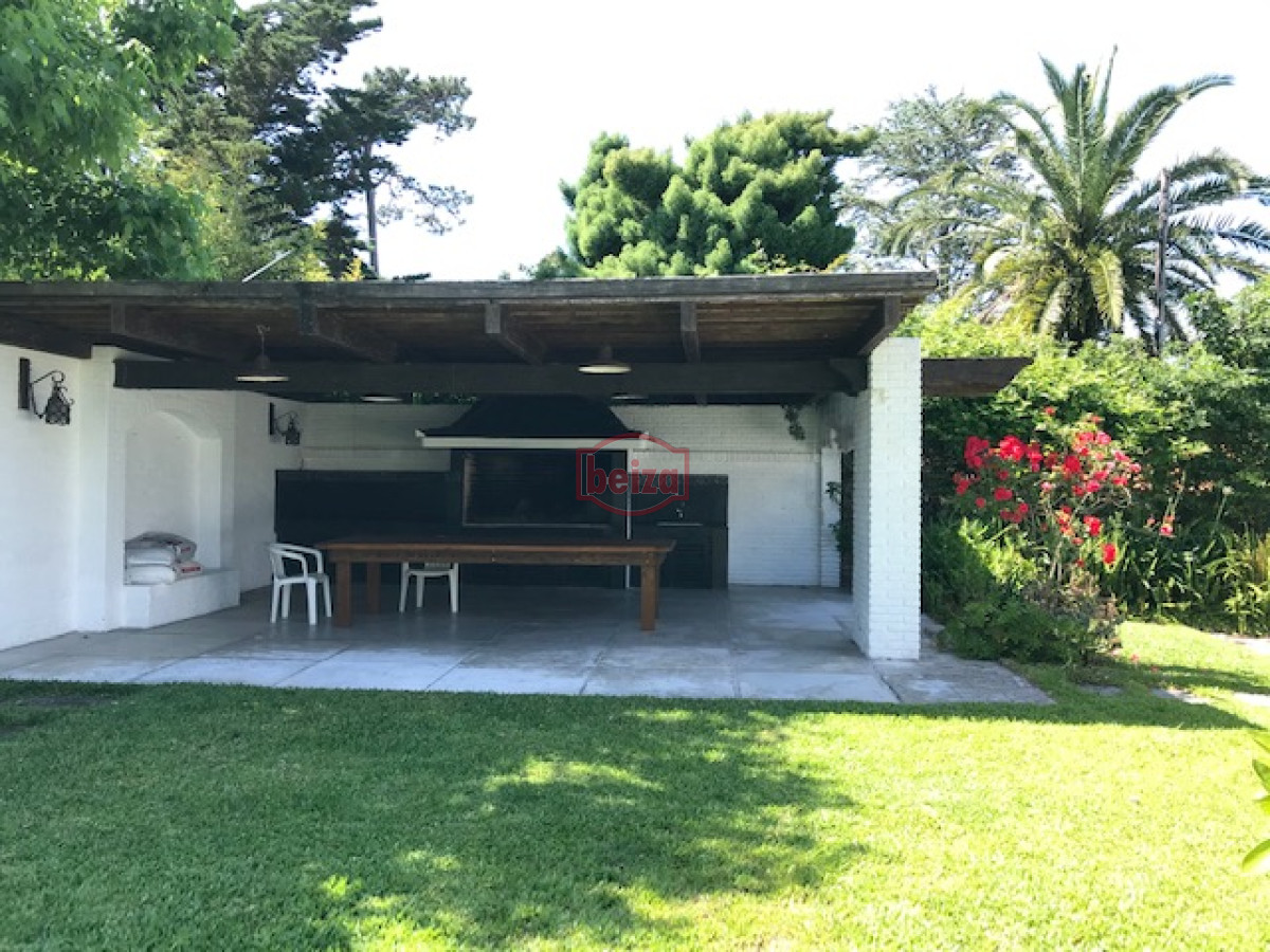 Casa ID.166906/Casas-en-Venta--Beiza-Propiedades - Importante casa a metros de la playa Mansa.