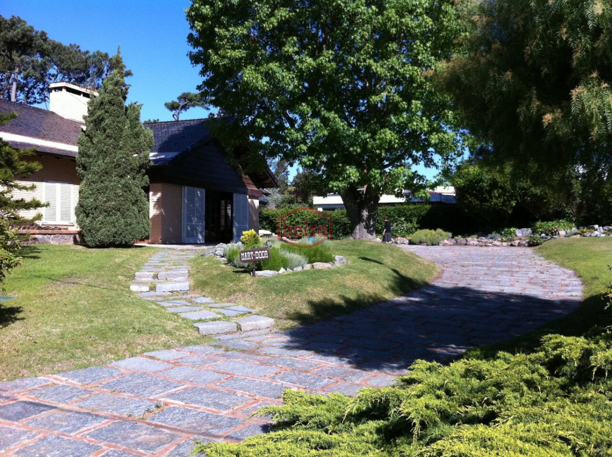 Casa ID.166906/Casas-en-Venta--Beiza-Propiedades - Importante casa a metros de la playa Mansa.