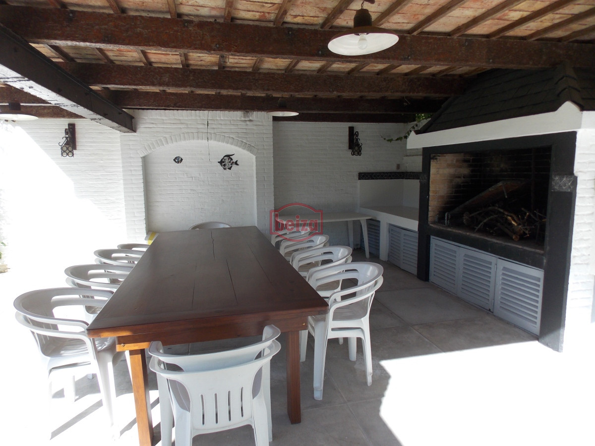 Casa ID.166906/Casas-en-Venta--Beiza-Propiedades - Importante casa a metros de la playa Mansa.