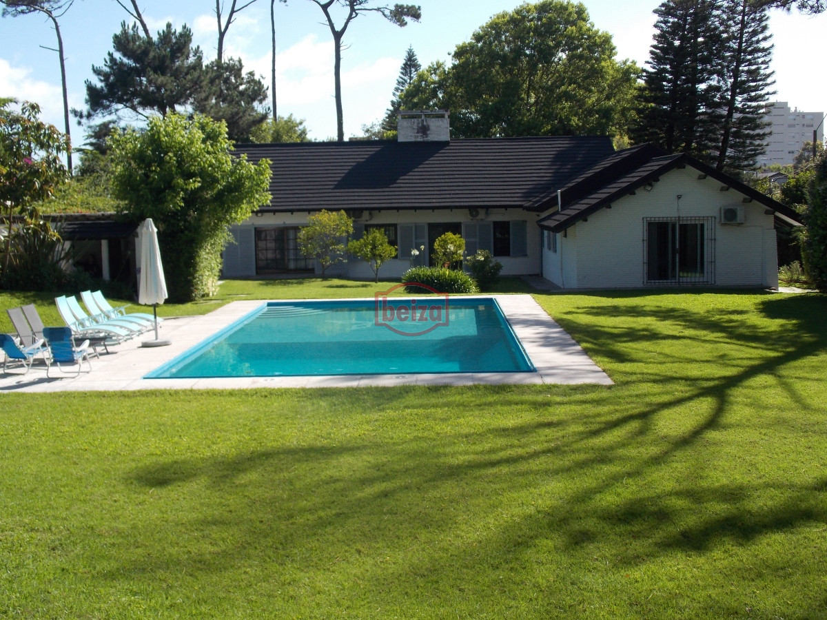 Casa ID.166906/Casas-en-Venta--Beiza-Propiedades - Importante casa a metros de la playa Mansa.