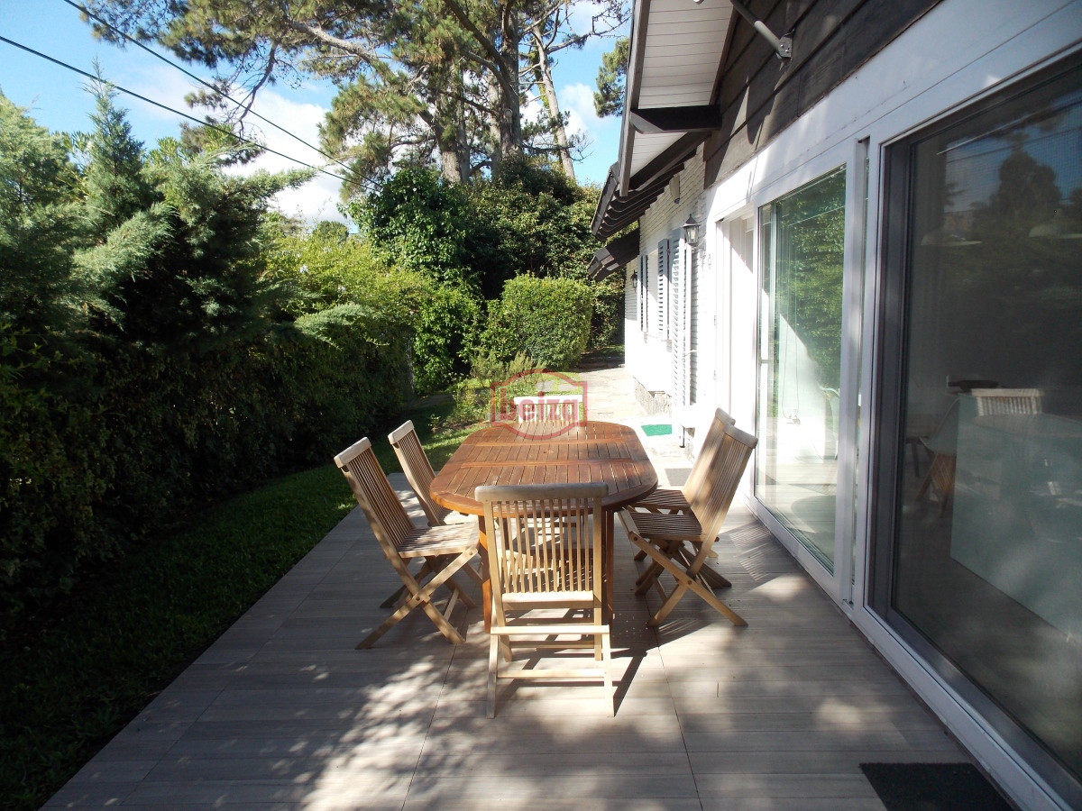 Casa ID.166906/Casas-en-Venta--Beiza-Propiedades - Importante casa a metros de la playa Mansa.