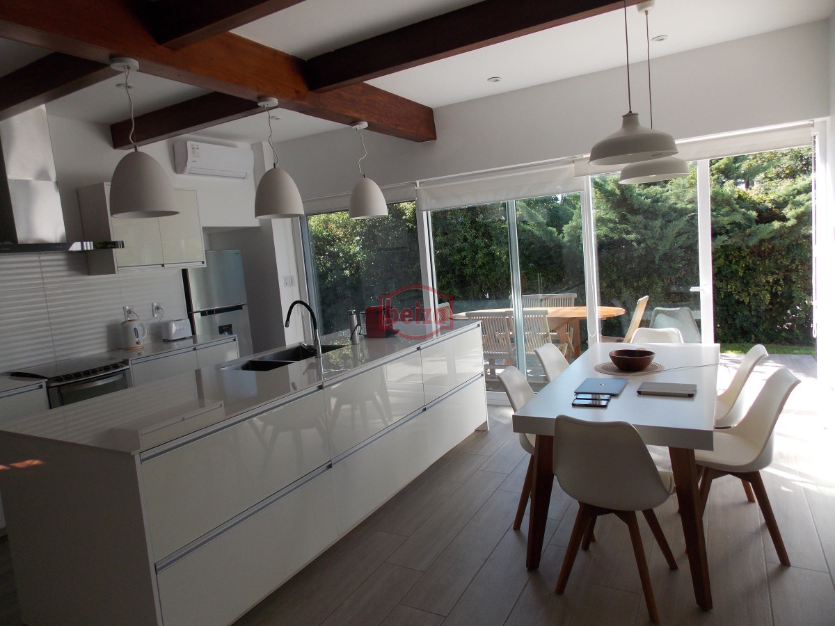 Casa ID.166906/Casas-en-Venta--Beiza-Propiedades - Importante casa a metros de la playa Mansa.