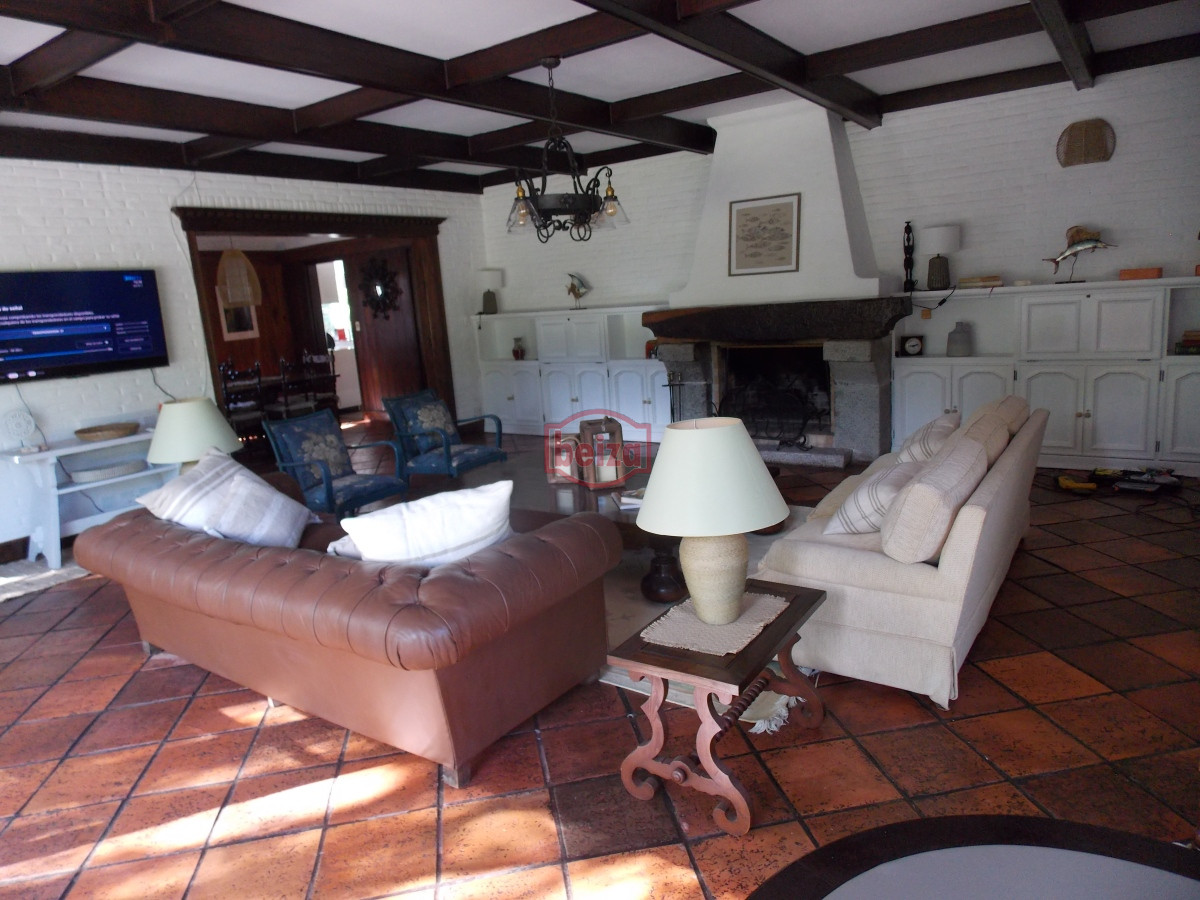 Casa ID.166906/Casas-en-Venta--Beiza-Propiedades - Importante casa a metros de la playa Mansa.