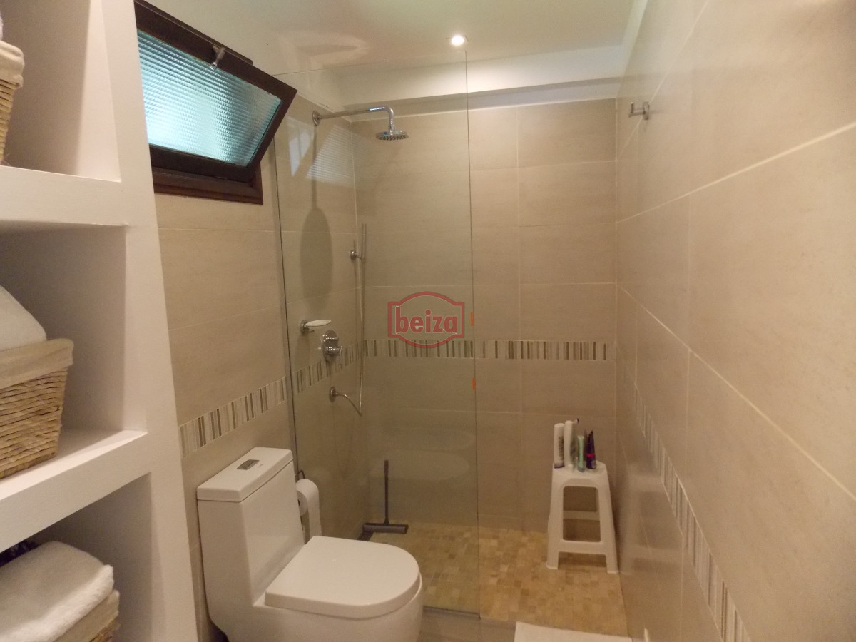 Casa ID.166906/Casas-en-Venta--Beiza-Propiedades - Importante casa a metros de la playa Mansa.