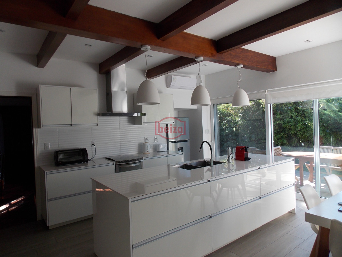 Casa ID.166906/Casas-en-Venta--Beiza-Propiedades - Importante casa a metros de la playa Mansa.