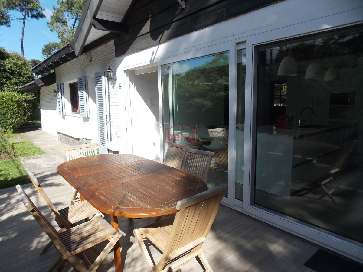 Casa ID.166906/Casas-en-Venta--Beiza-Propiedades - Importante casa a metros de la playa Mansa.