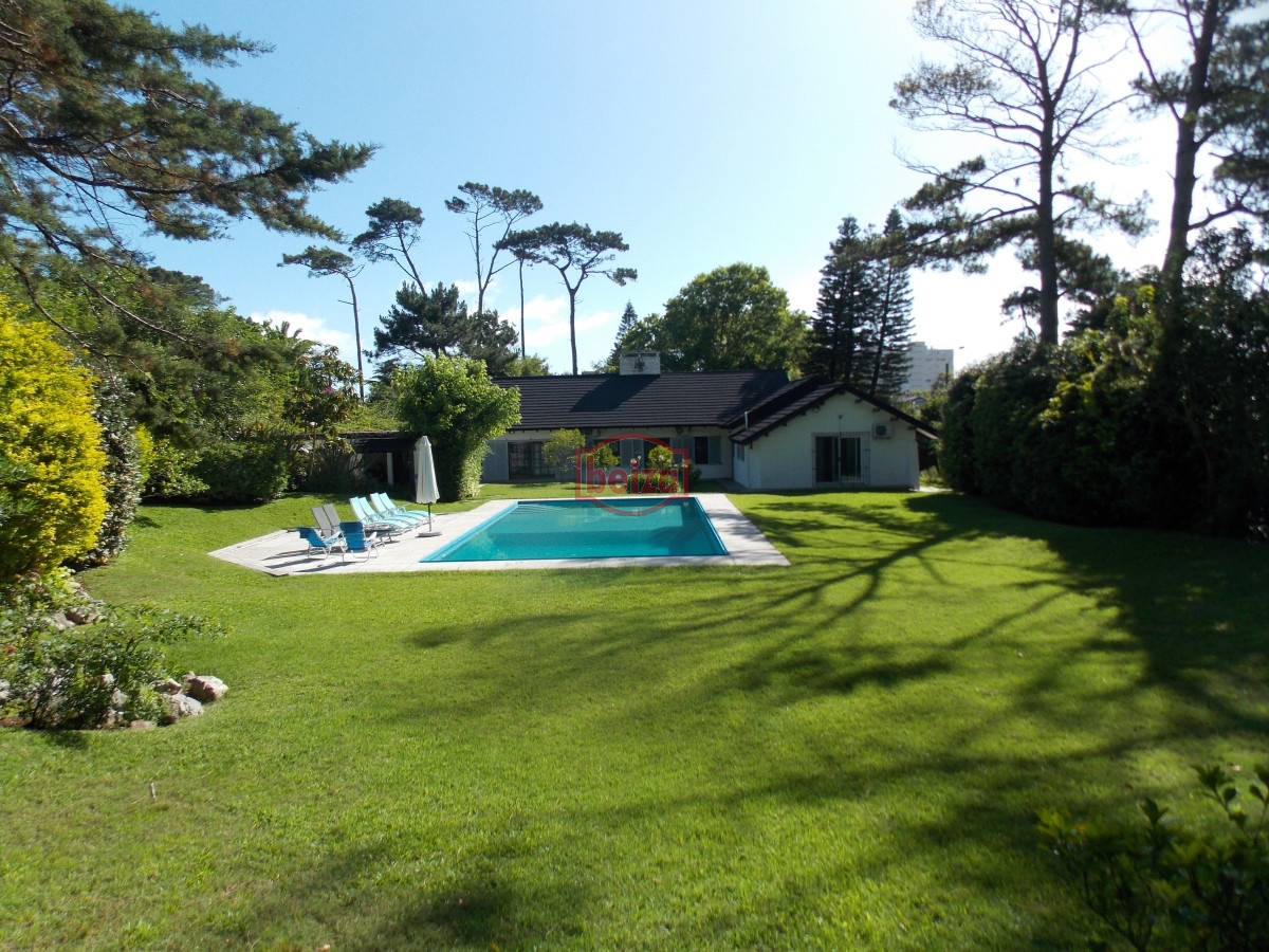 Casa ID.166906/Casas-en-Venta--Beiza-Propiedades - Importante casa a metros de la playa Mansa.