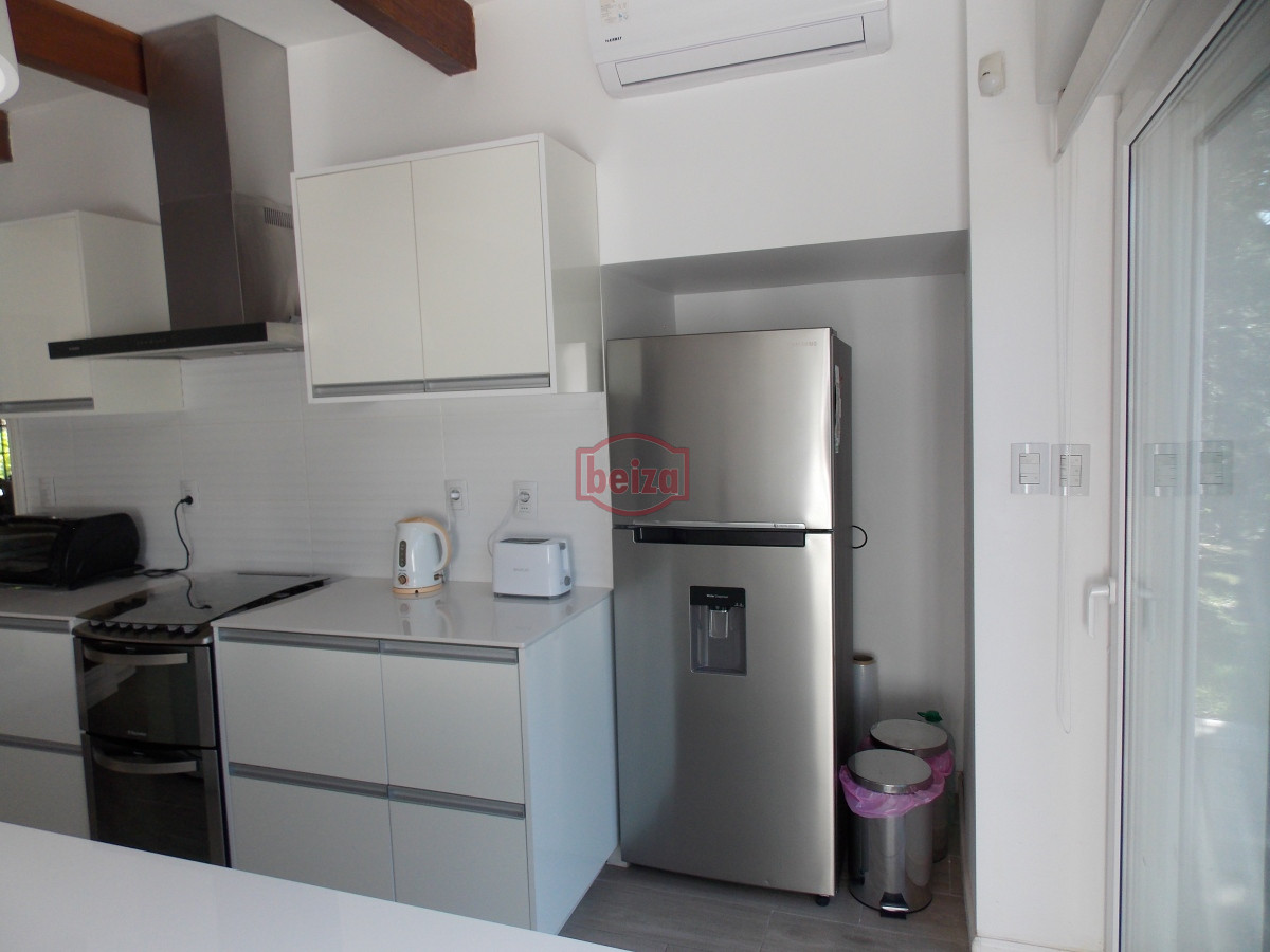 Casa ID.166906/Casas-en-Venta--Beiza-Propiedades - Importante casa a metros de la playa Mansa.