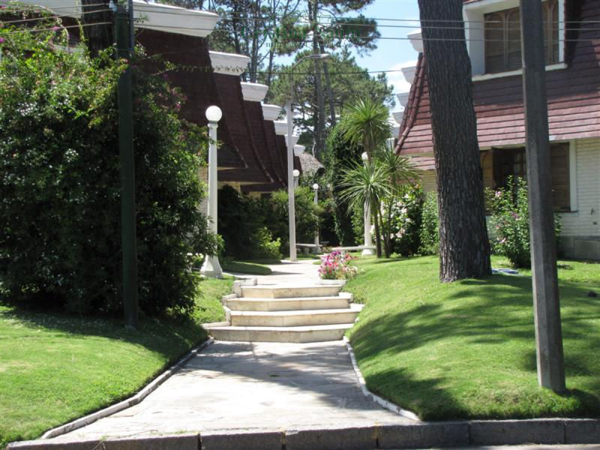 Duplex de 2 dormitorios en complejo cerrado y muy seguro sobre Avda Francia - CNI15680A