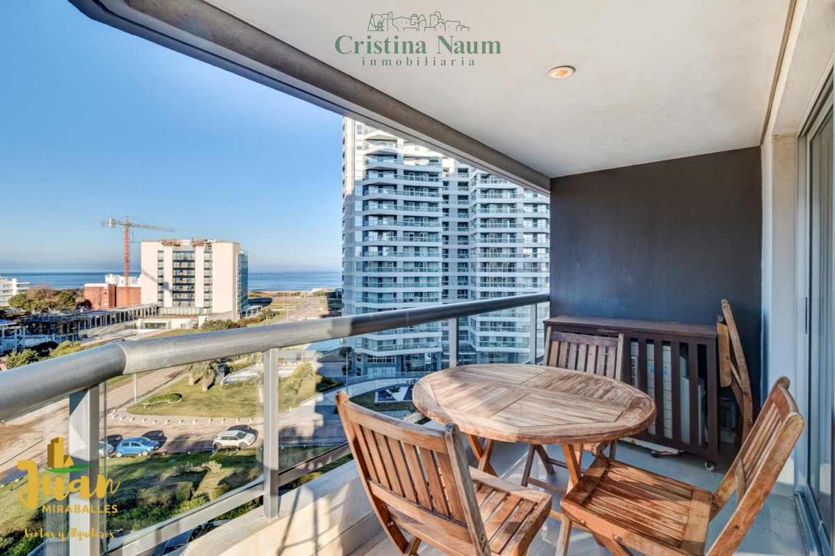 Piso intermedio con vista hacia la barra en torre con servicios de Playa Brava. - CNI40728A