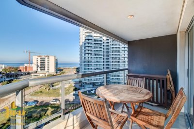 Piso intermedio con vista hacia la barra en torre con servicios de Playa Brava.