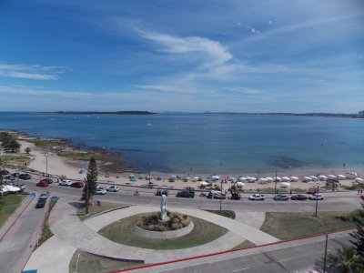 3 suites, toilette y dependencia de servicio. Amplia terraza con excelente vista. Garage. 189 m2. propios. Muy bien puesto y equipado. 
Servicio de mucamas y de playa. Piscina.