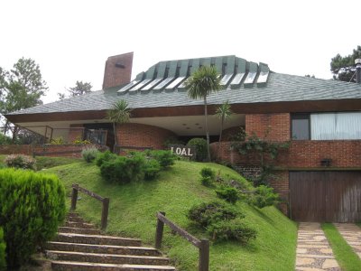 excelente casa en cantegril de 5 dormitorios - cni18188c