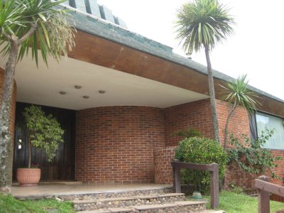 excelente casa en cantegril de 5 dormitorios - cni18188c