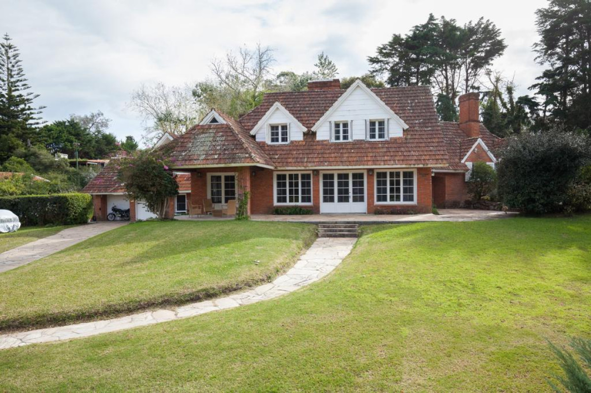 Imagen de MUY BUENA CASA UBICADA EN EL CORAZÓN DEL BARRIO DEL GOLF