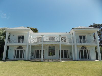 Excelente casa sobre el mar
