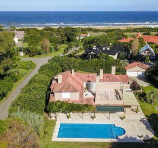 Increíble casa a 50 metros del mar playa brava !!