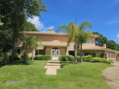 Casa en La Arbolada Barrio Cerrado