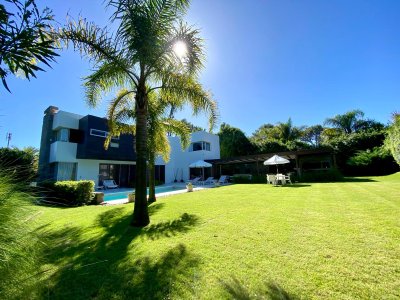 ESPECTACULAR CASA MINIMALISTA A 300 MTS DEL MAR