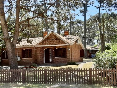 Cómoda casa en Rincon del Indio , parada 29 a 3 cuadras de la rambla 
Living comedor  separada por una gran estufa de alto rendimiento doble cara 
Amplia cocina de época (cañerías hechas a nuevo) con salida al jardín 
Toilette , 3 dormitorios  , 2 baños  ( 1 en suite) Aire acondicionado en los 3 dormitorios
 Dormitorio y baño de servicio independiente
Parrillero techado y cochera abierta techada
Contribución Inmobiliaria $ 39.400
Primaria $ 10.329
 

 
