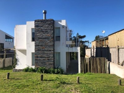 Casa estilo minimalista en Altos de Punta Piedras