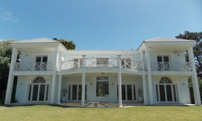 Excelente casa sobre el mar