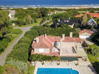 Increíble casa a 50 metros del mar playa brava !!
