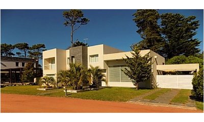 EXCELENTE CASA EN BOULEVARD PARK. MANSA