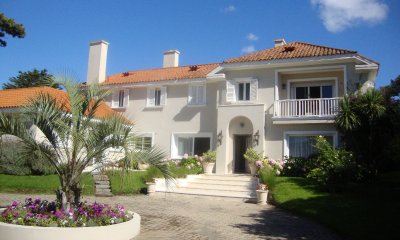 Increíble casa a 50 metros del mar playa brava !!