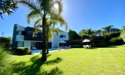 ESPECTACULAR CASA MINIMALISTA A 300 MTS DEL MAR
