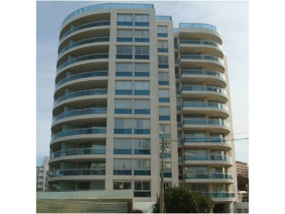 OPORTUNIDAD ! AMPLIO APARTAMENTO A METROS DEL MAR