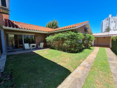 Casa en venta y alquiler en Mansa, muy bien ubicada, 4 dormitorios. 