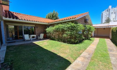 Casa en venta y alquiler en Mansa, muy bien ubicada, 4 dormitorios.