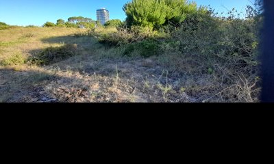 Terreno en Venta en  Punta del Este, zona Rincón del Indio a pocas cuadras del mar. Apta para  Bloque bajo!!!