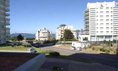 Apartamento 3 dormitorios con vosta al mar y garage Playa Mansa Punta del Este