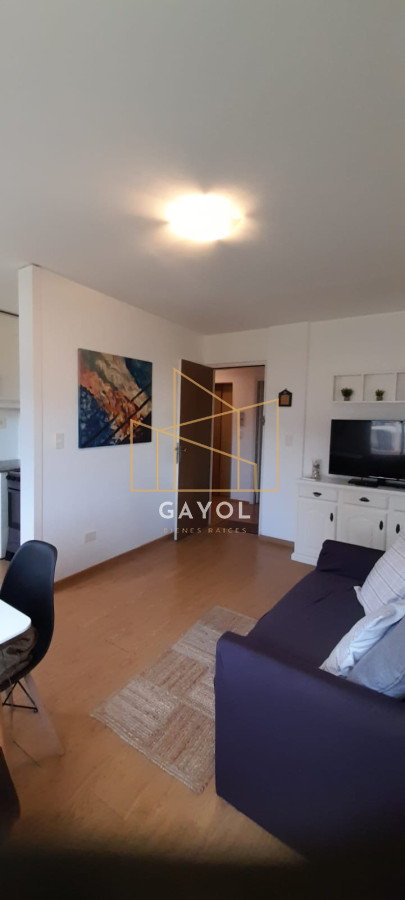 Apartamento ID.696 - Apartamento en Venta en Peninsula - Punta del Este, Excelente ubicación a 1 cuadra de Gorlero, Bajas expensas, con garage