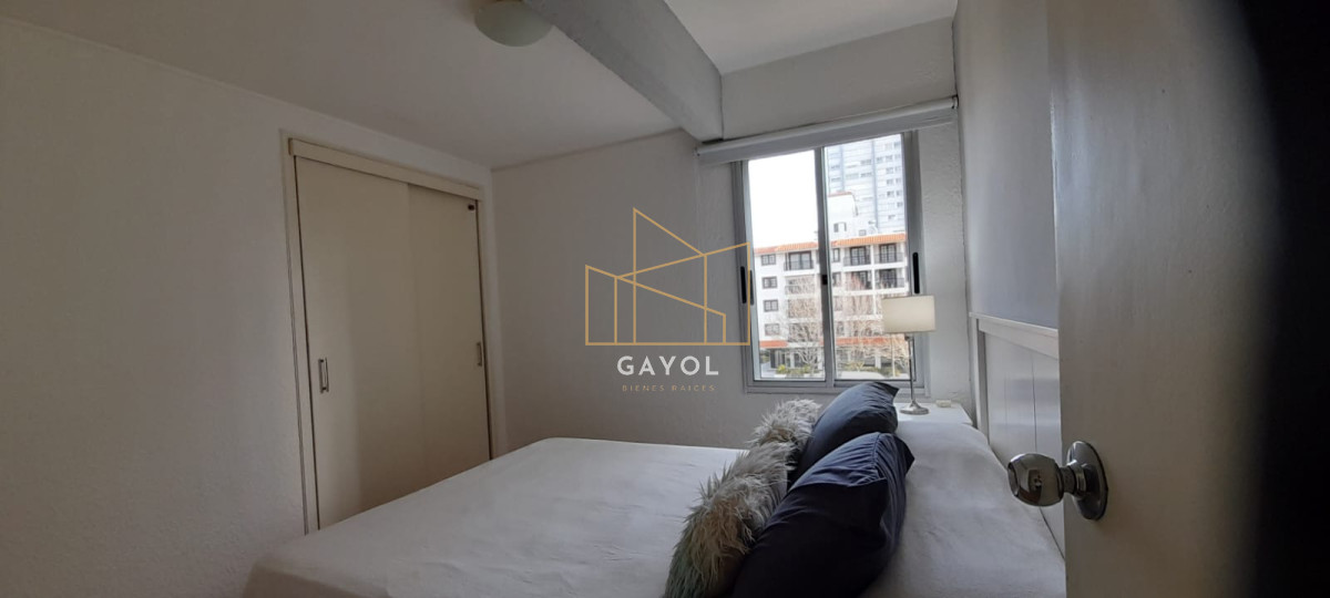 Apartamento ID.696 - Apartamento en Venta en Peninsula - Punta del Este, Excelente ubicación a 1 cuadra de Gorlero, Bajas expensas, con garage