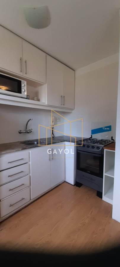 Apartamento ID.696 - Apartamento en Venta en Peninsula - Punta del Este, Excelente ubicación a 1 cuadra de Gorlero, Bajas expensas, con garage