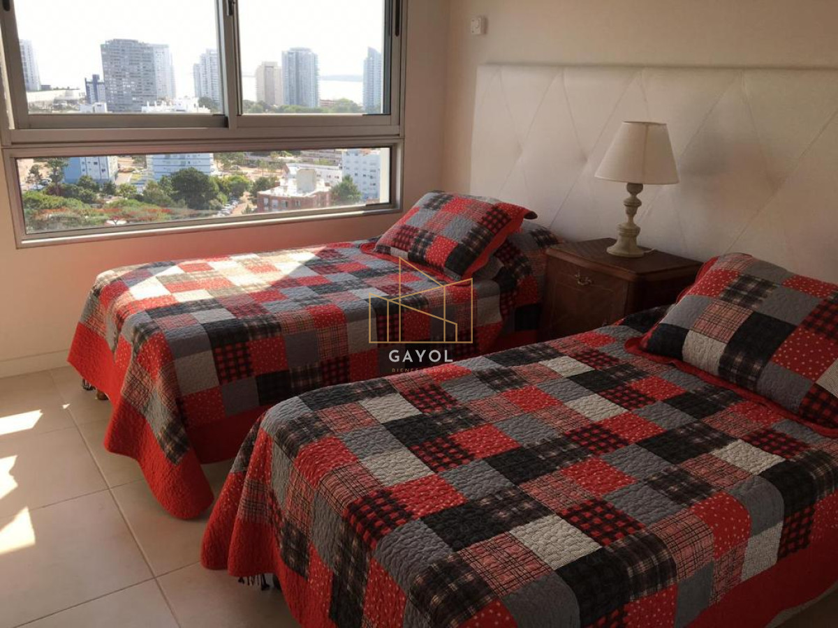 Apartamento ID.77 - Apartamento de 2 dormitorios en venta y alquiler de temporada en Punta del Este, zona Roosevelt