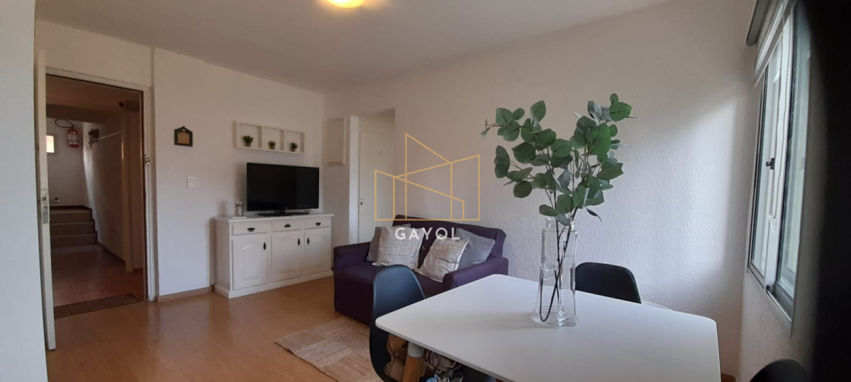 Apartamento ID.696 - Apartamento en Venta en Peninsula - Punta del Este, Excelente ubicación a 1 cuadra de Gorlero, Bajas expensas, con garage