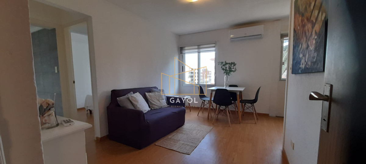 Apartamento ID.696 - Apartamento en Venta en Peninsula - Punta del Este, Excelente ubicación a 1 cuadra de Gorlero, Bajas expensas, con garage