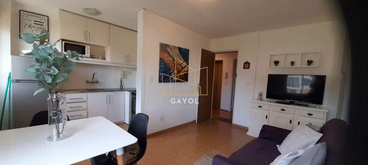 Apartamento ID.696 - Apartamento en Venta en Peninsula - Punta del Este, Excelente ubicación a 1 cuadra de Gorlero, Bajas expensas, con garage