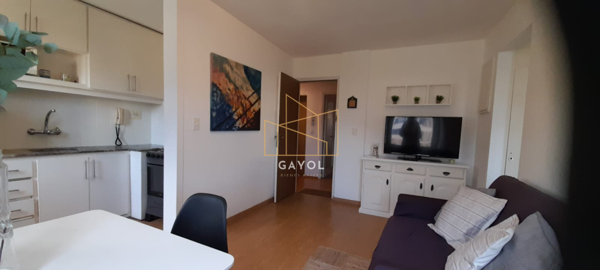 Apartamento ID.696 - Apartamento en Venta en Peninsula - Punta del Este, Excelente ubicación a 1 cuadra de Gorlero, Bajas expensas, con garage