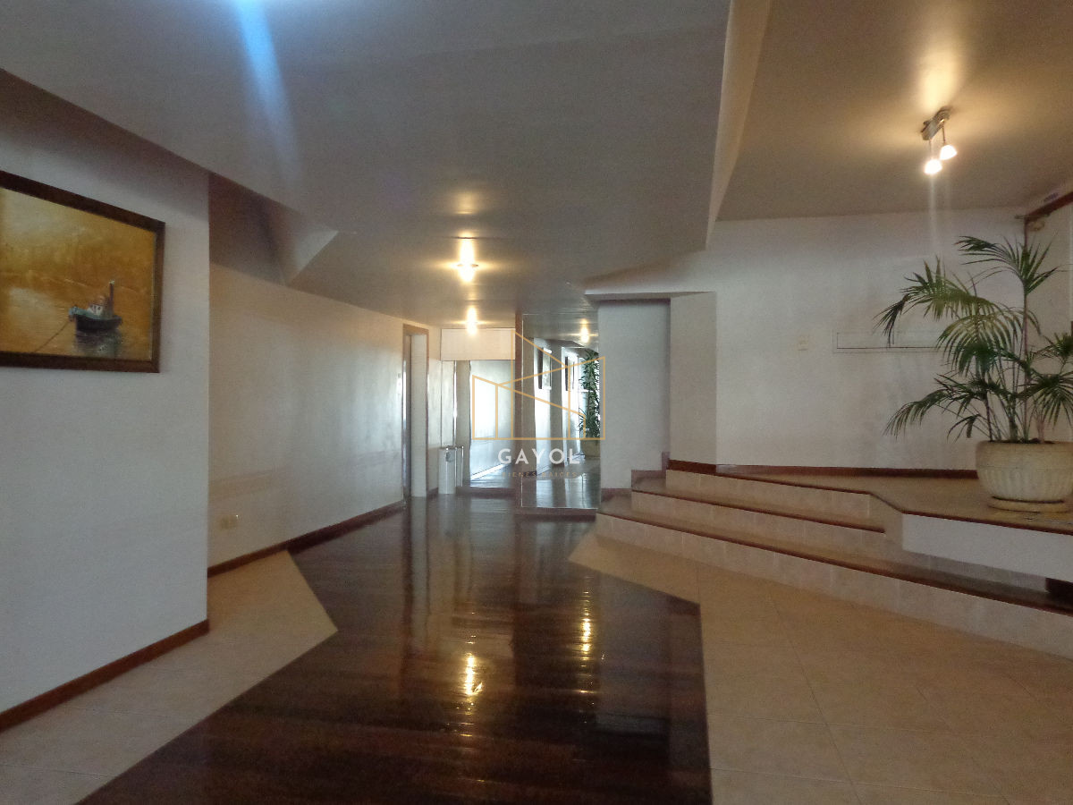 Apartamento ID.696 - Apartamento en Venta en Peninsula - Punta del Este, Excelente ubicación a 1 cuadra de Gorlero, Bajas expensas, con garage