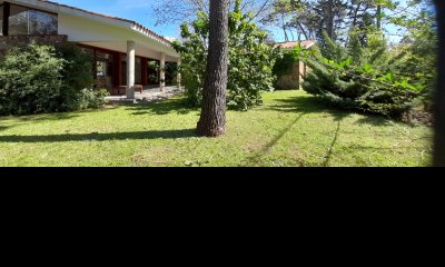 Casa en venta y alquiler anual en  Punta del Este, zona de playa mansa, colegios, con piscina climatizada