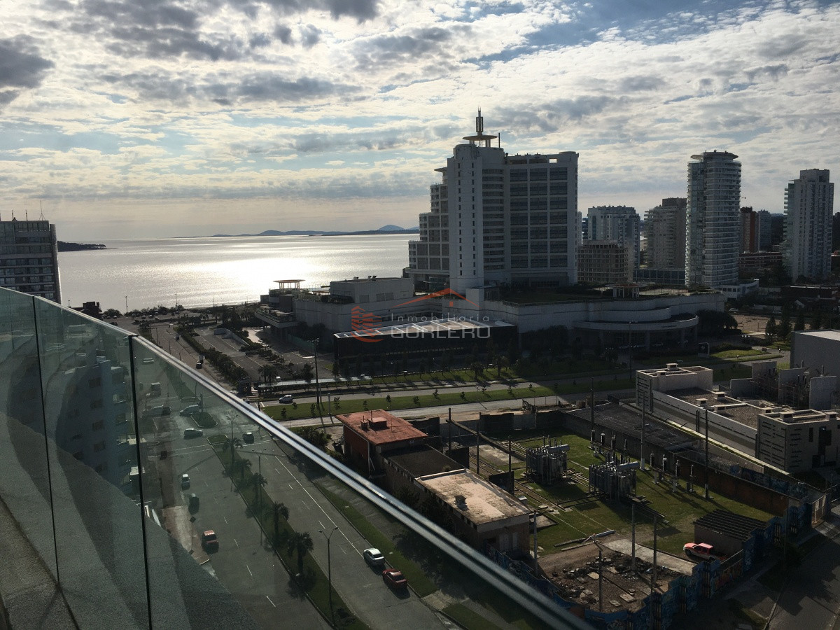 Apartamento en Venta y Alquiler en Punta del Este, Torre con todos los servicios, Piso alto, espectacular vista! - GOR16248A