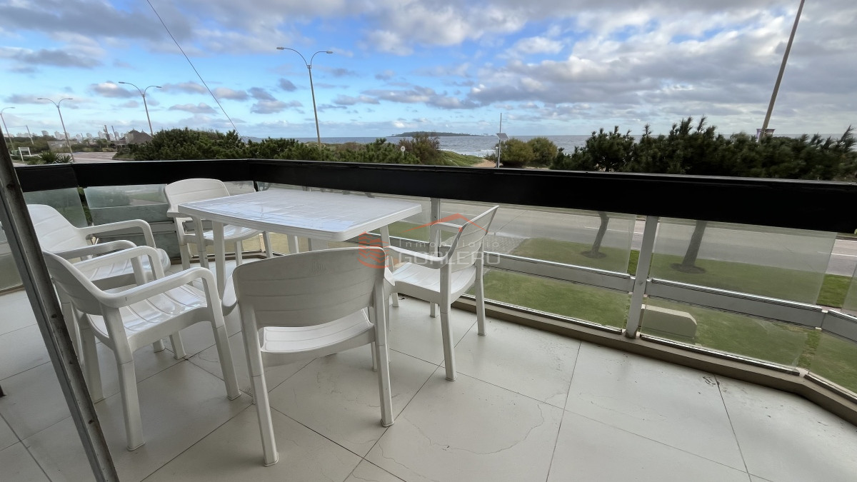 Apartamento en alquiler en Punta del Este, frente a playa mansa - GOR3017A