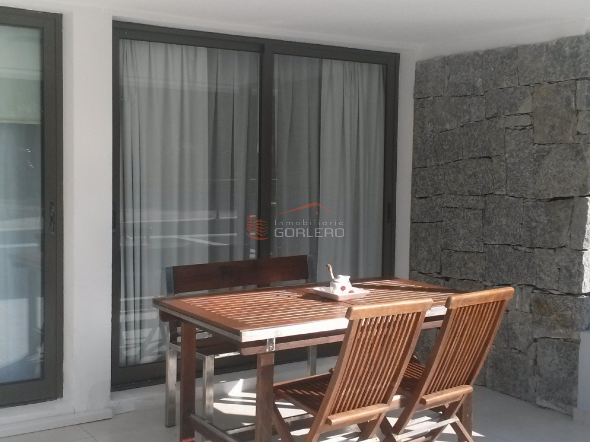 Apartamento con terraza y parrillero en Punta del Este, zona playa Brava. - SEMANA DE TURISMO